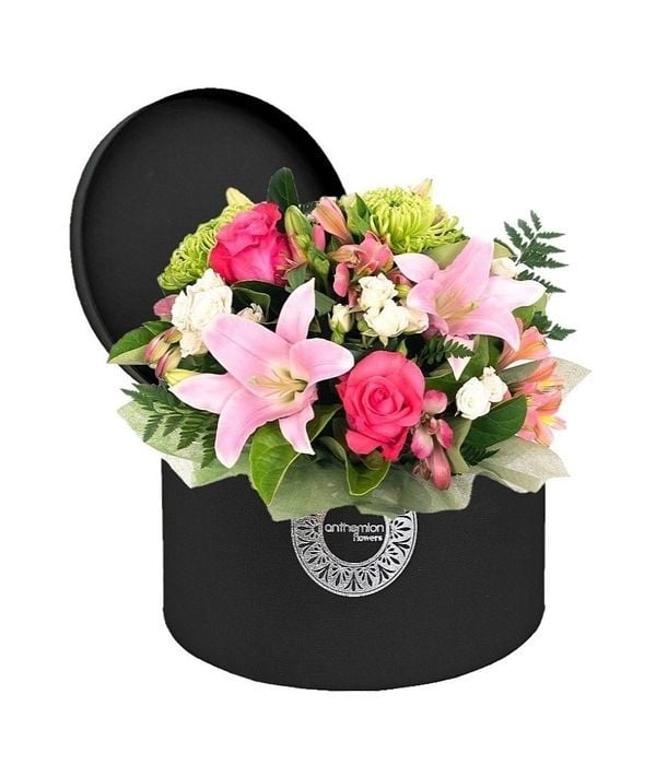 Sweet flowers in round black box (Basic)