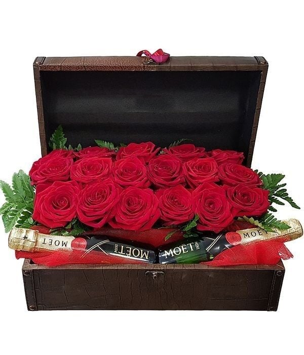 Chest with 16 red roses and 2 Moet