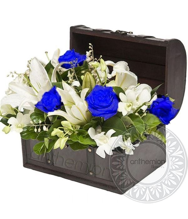 Wooden chest with flowers in white and blue (Basic)