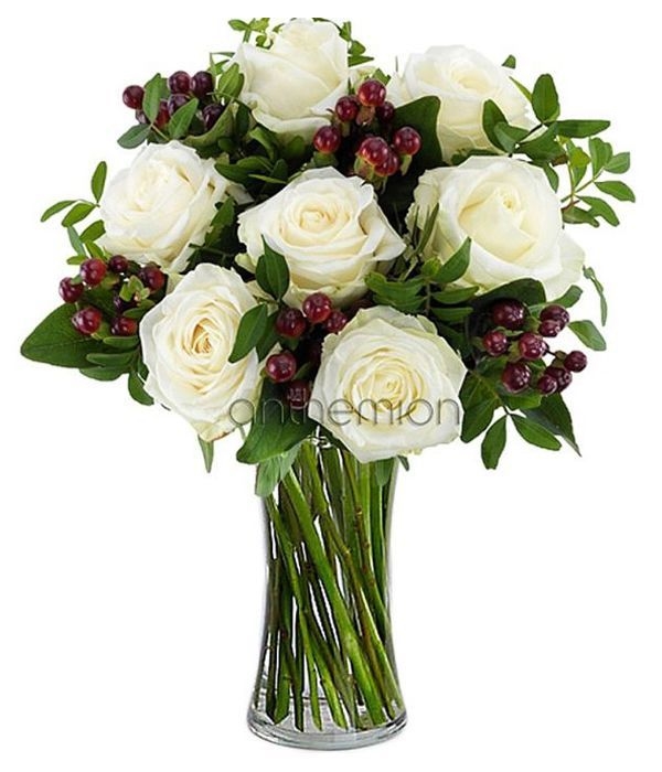 White roses and red hypericum (Basic)