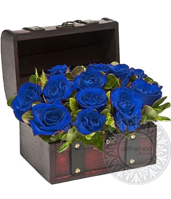 Wooden chest with 12 blue roses (Basic)