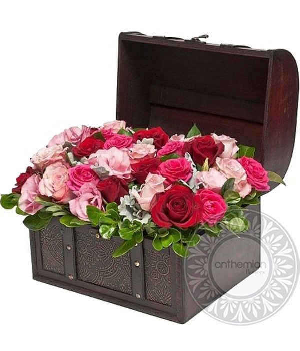 Rose arrangement in wooden chest (Basic)