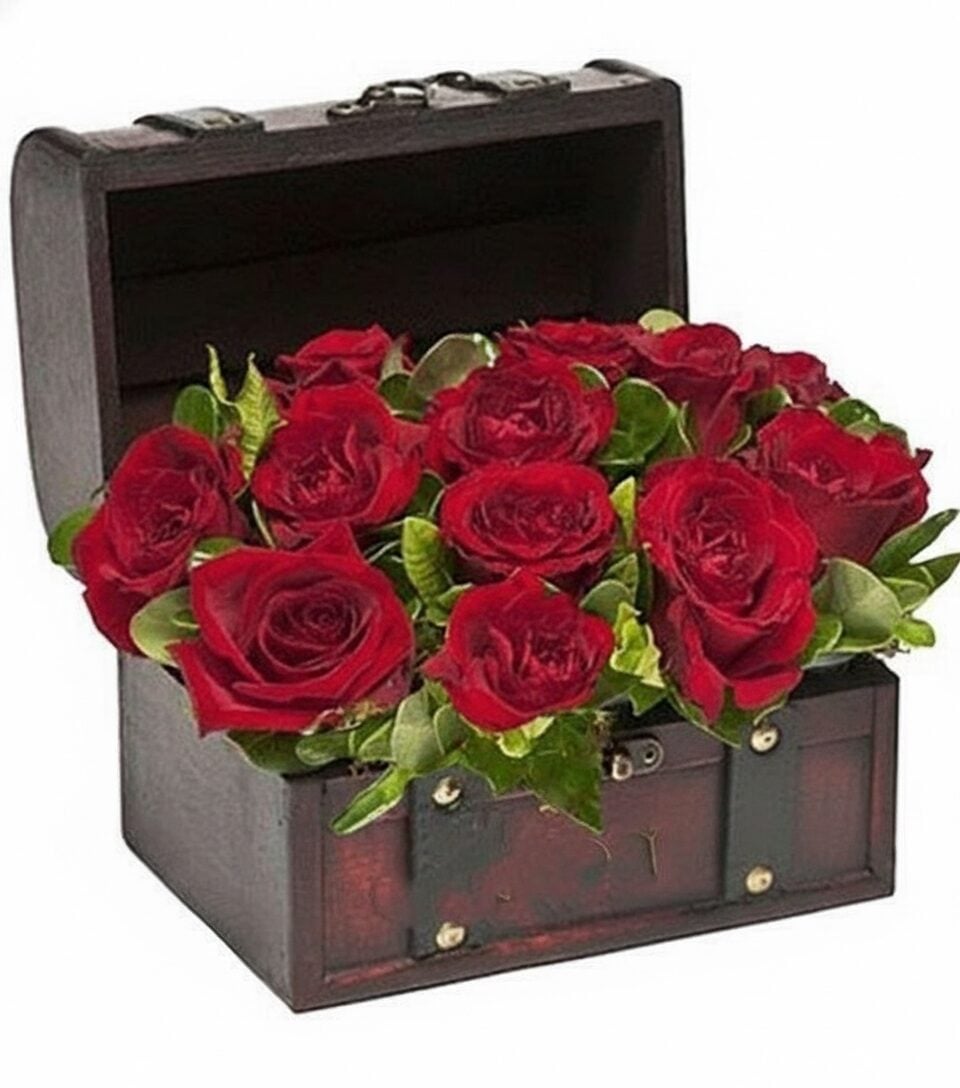 Treasure Chest of 12 Red Roses (Basic)