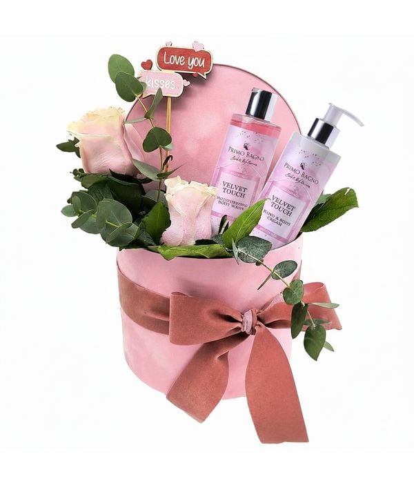 Box with pink roses and care set Velvet Touch