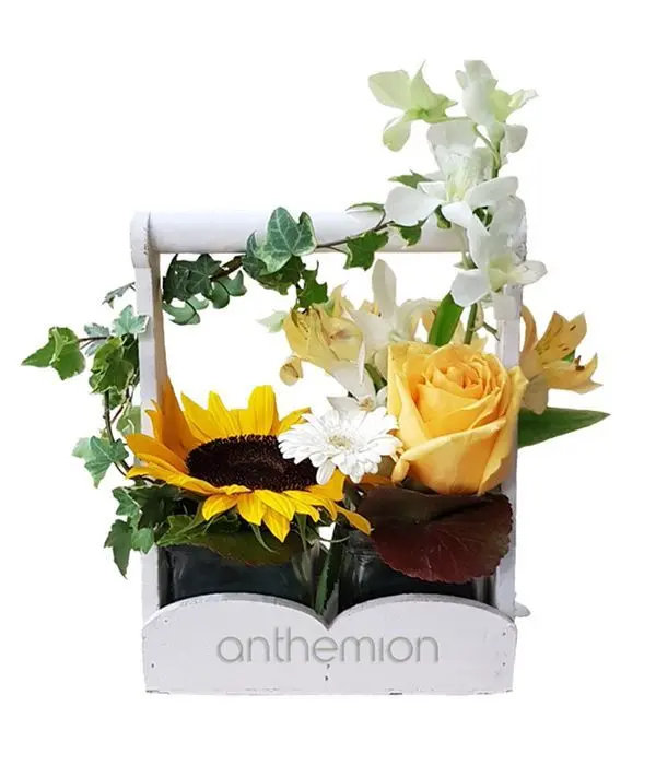 Fresh white and yellow arrangement