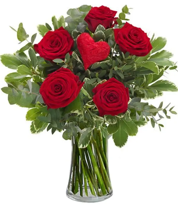 Bouquet of 5 roses with decorative heart