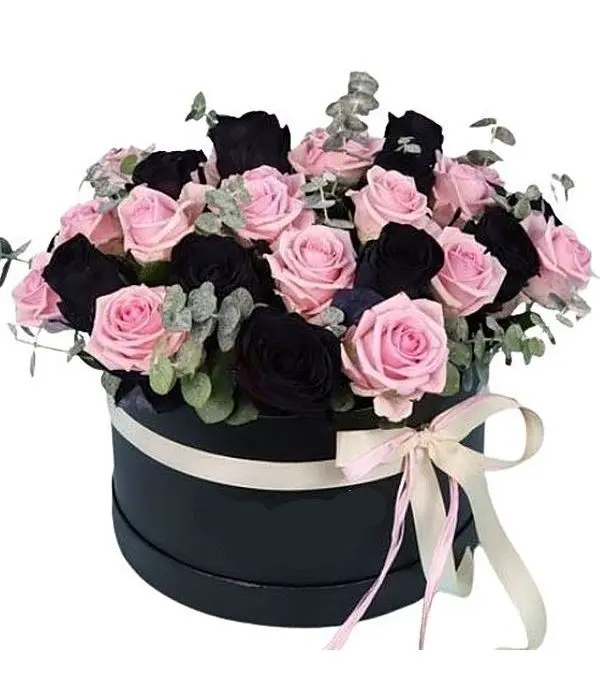 Black and pink mixed roses in gift box