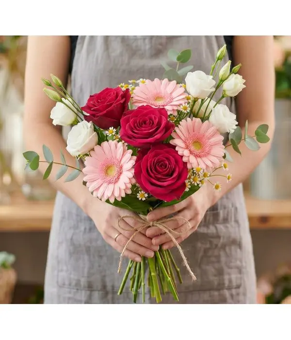 Classic Bouquet with Deep Red Roses, Soft Pink Gerberas, and White Lisianthus