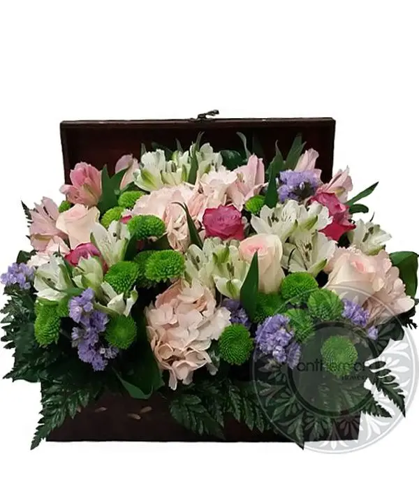 Sweet Arrangement in wooden chest (Basic)