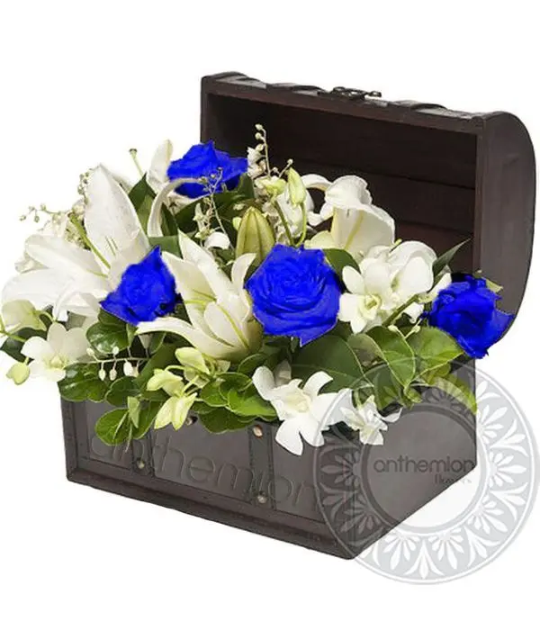 Wooden chest with flowers in white and blue (Basic)