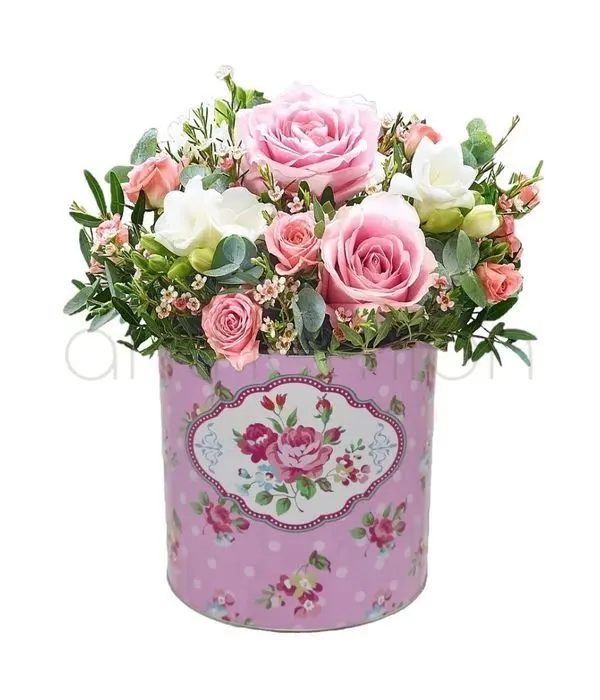 Romantic metallic flower arrangement