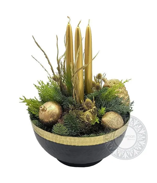 Centerpiece with gold candles
