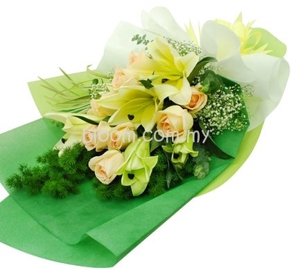 Mix Hand Bouquet 19 (3 Conca dor Lily With 9 Champagne Roses)