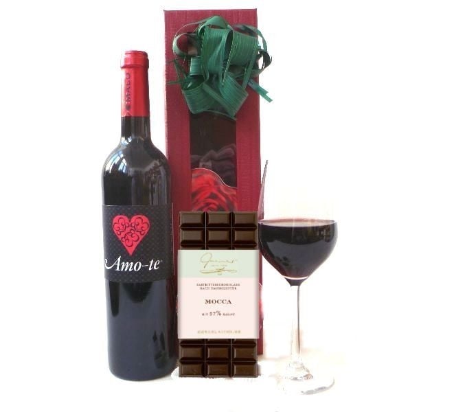 Amo-Te chocolate-red wine present