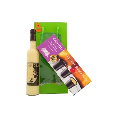 Schokobecher und Likör in der Geschenktüte