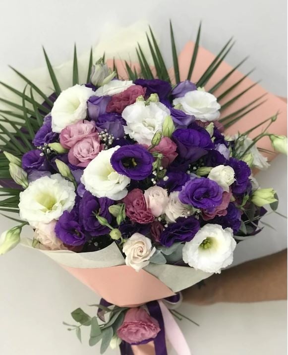 Lisyantus Design Bouquet with Vivid Colors