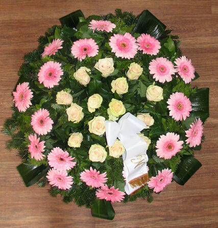 Gerberákkal wreath of pink, cream roses