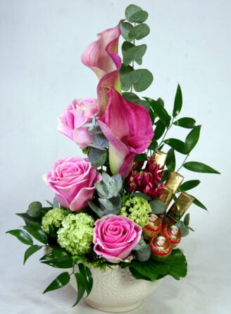 Sweet roses - flower bowl with chocolates M