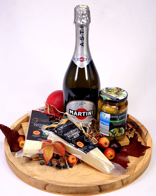 Gourmand cheese plate with champagne