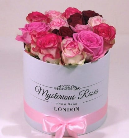 Pink roses in a roll box - Rózsabox L