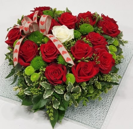 Pink heart on a glass bowl - red roses M
