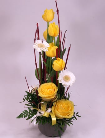 Spring flower plate with yellow tulips and roses M
