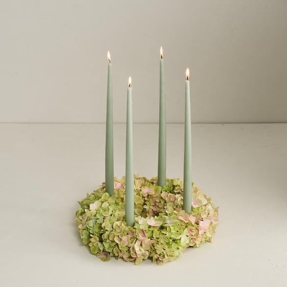The elegant advent wreath with hydrangea