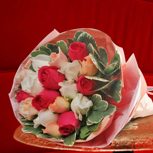 18 Mixed Roses Hand Bouquet