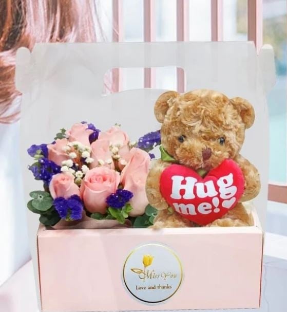 20cm (Hug Me) Teddy Bear & 8 Peach Roses in Hand Carry Gift Box