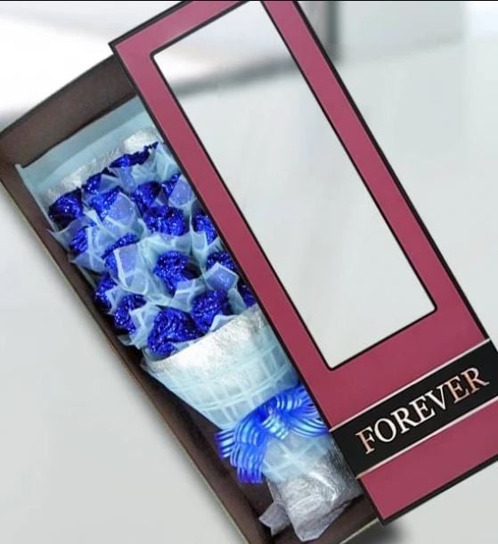 18 Shining Blue Roses Gift Box