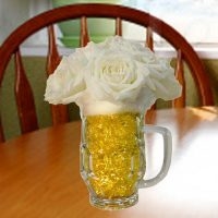 10 White Roses in Beer mug