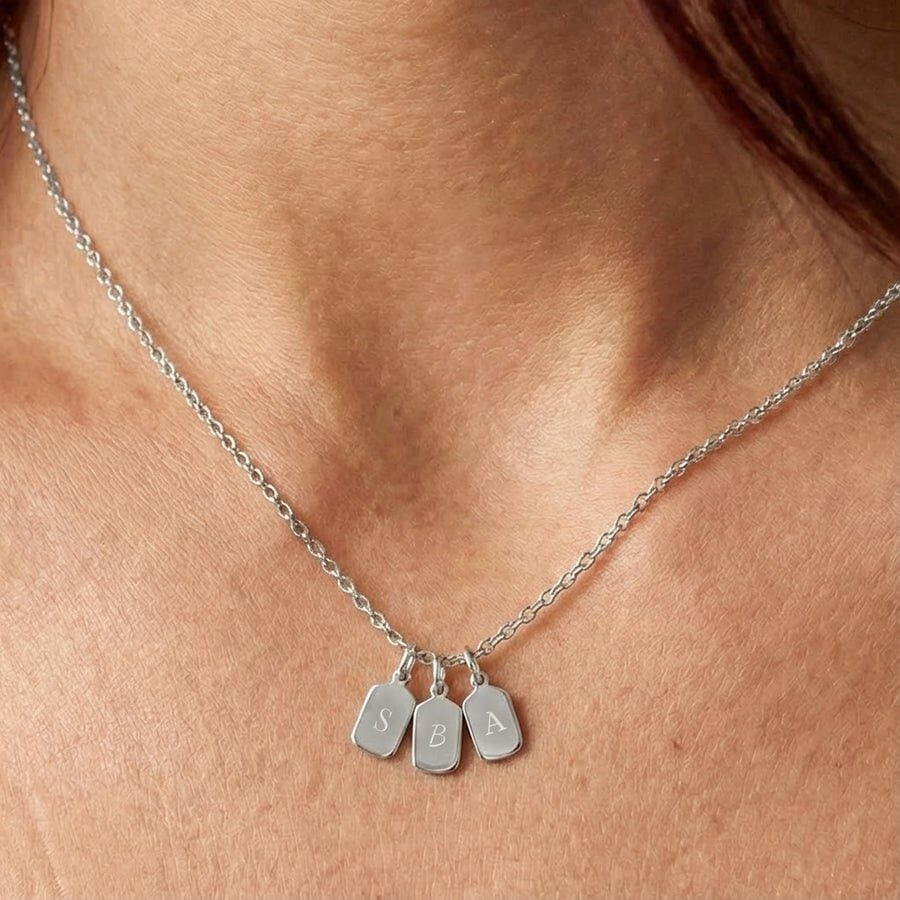 Initial necklace (1 pcs)