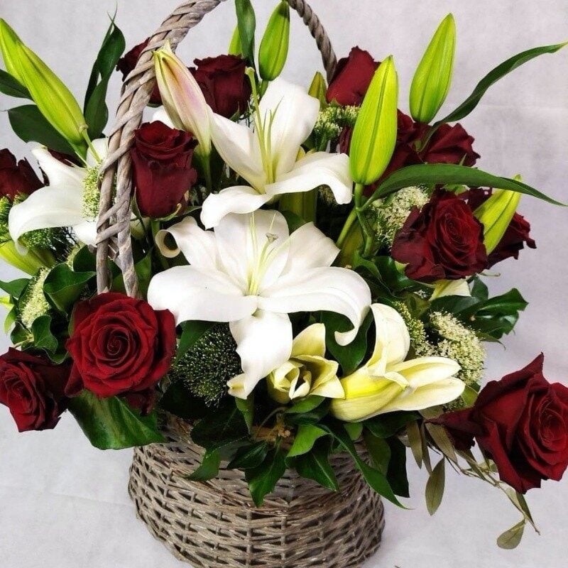 Colorful flowers in a basket (Compact)