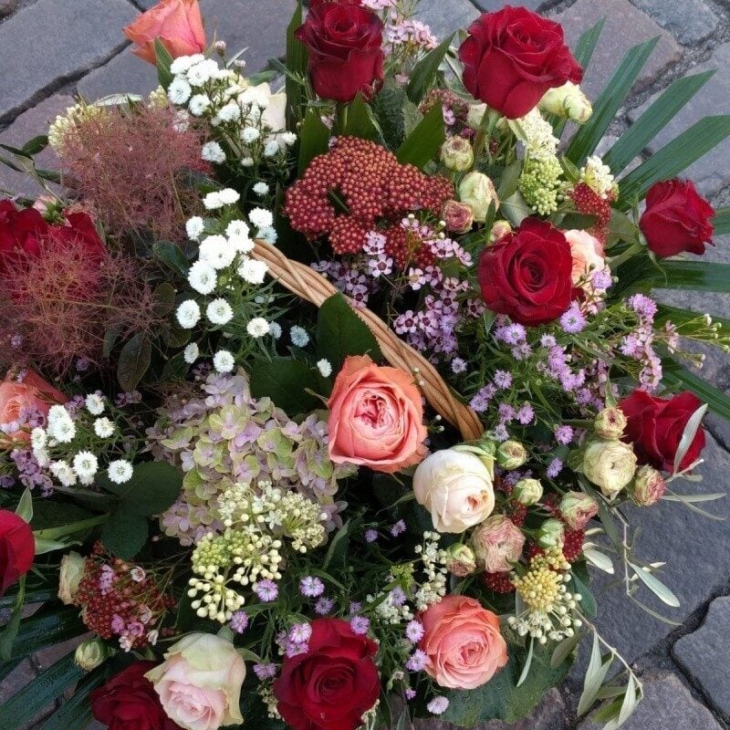 Flower basket with roses (Compact)