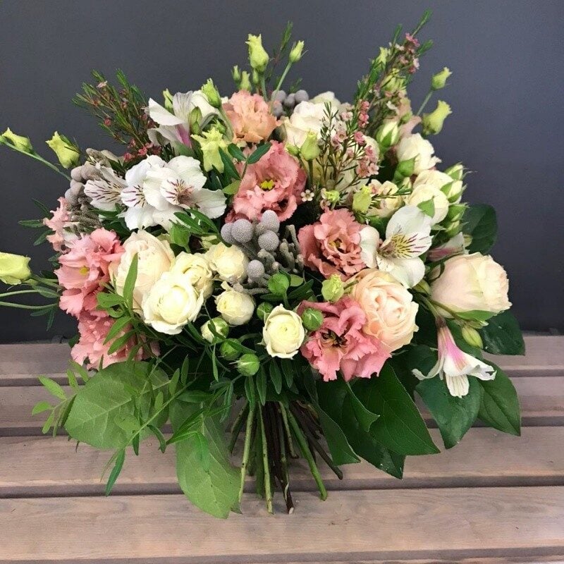 Romantic flower bouquet (Compact)