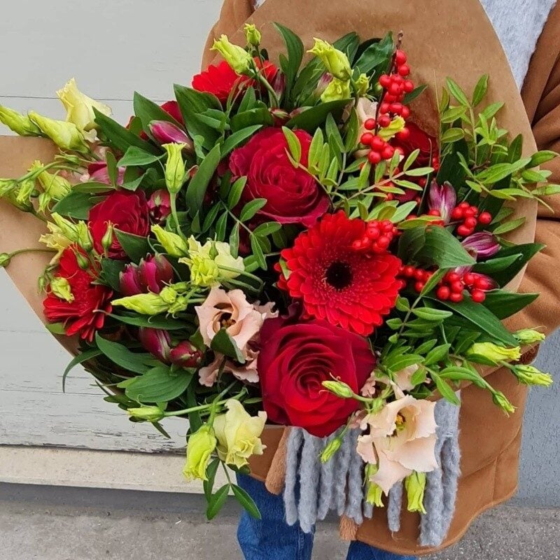 Red romantic flower bouquet (Compact)