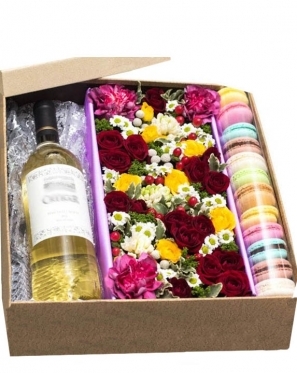 WHITE WINE & FLOWERS & MACARONS
