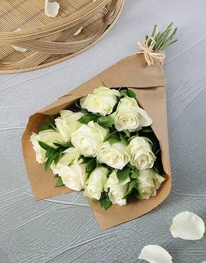 White Roses In Craft Paper (8 Slices)