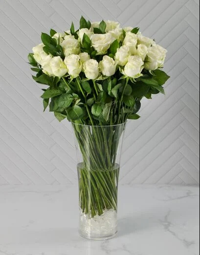 White Roses in a Glass Vase (12 Roses)
