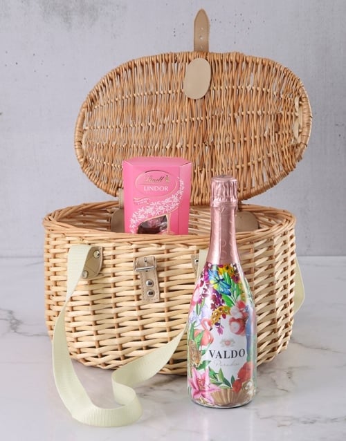 Delicious Delights Picnic Basket (MEDIUM)