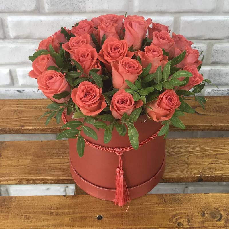 25,coral,roses,with,green_yu,in,a,box