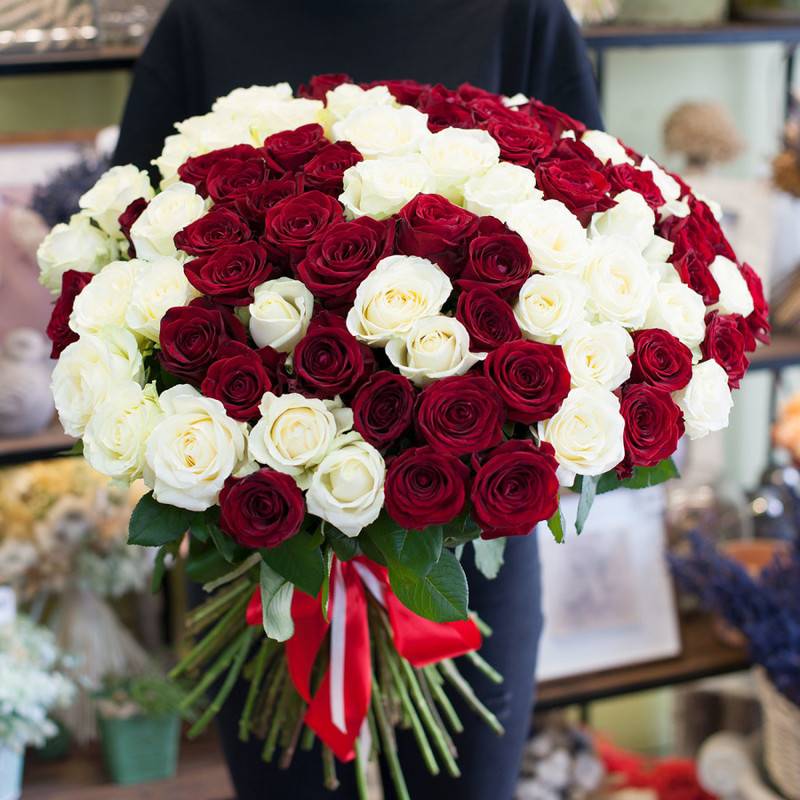 Bouquet,of,roses,Krasno-belij
