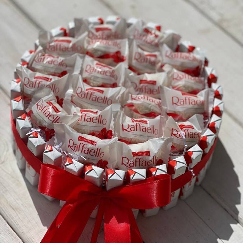 Tort,iz,kinder,shokolada,i,konfet,Raffaello.,Sladkij,podarok