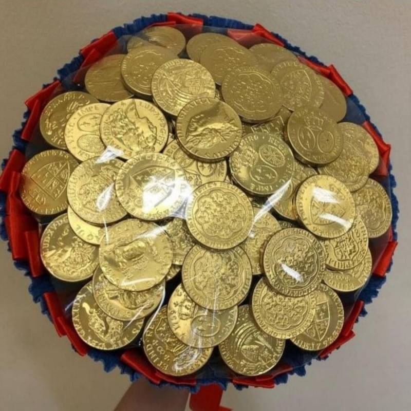 Bouquet,of,chocolate,coins.,Sweet,gift,on,the,day,of,the,birthday,,anniversary