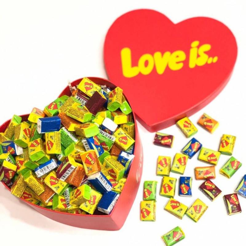 Podarochnij,boks,serdtce,so,zhvachkami,Love,is,dlya,lyubimoj,devushki