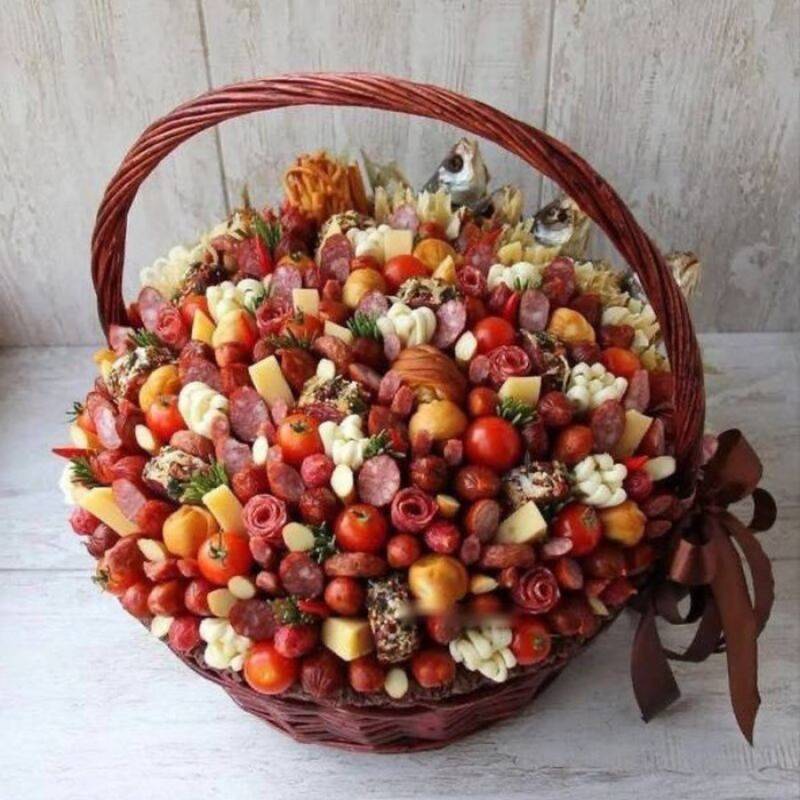 Bol_shaya,korzina,s,kolbaskami,zakuskami