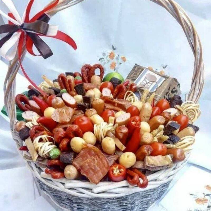 Large,gift,basket,of,snacks.,Sausage,set