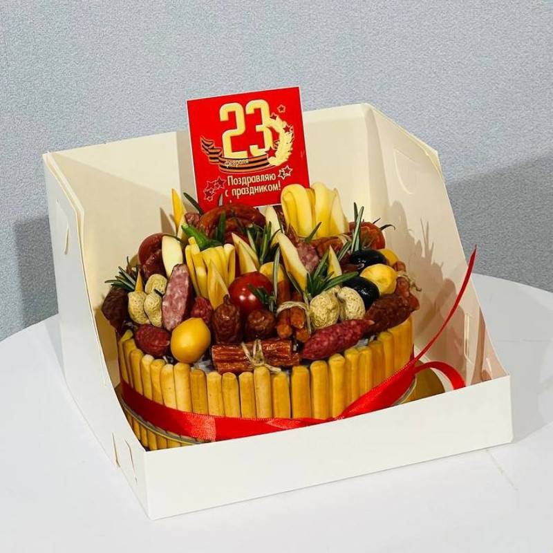 Podarochnij,bento,tortik,na,23,fevralya.,Kolbasnij,buket