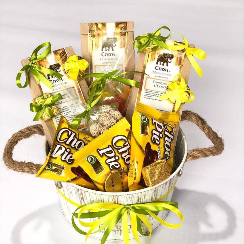 Gift,set,of,tea,with,sweets