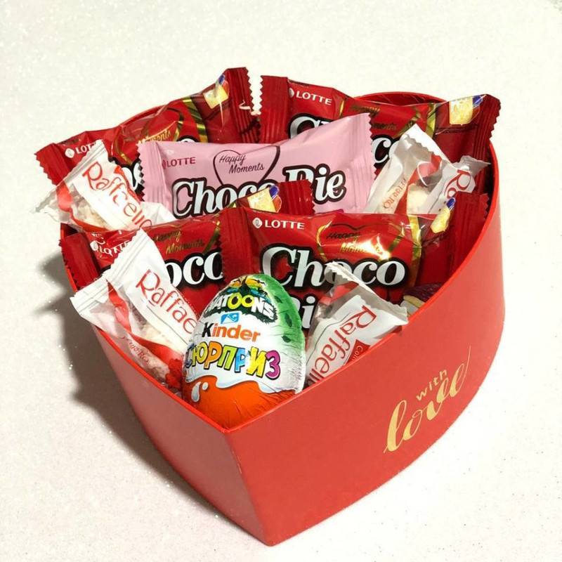 Sweet,bouquet,in,a,heart-shaped,box.,Chocolate,,kinder,,and,Raffaello,candies.